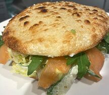 Сэндвич с красной рыбой