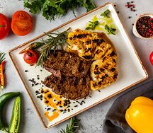 Медальоны из говяжьей вырезки с мясным соусом