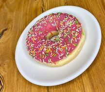 Донат с клубничной начинкой