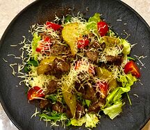 Салат с куриной печенью и грушей