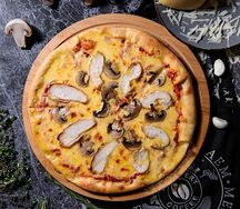 Пицца с курицей и грибами