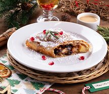 Яблочный штрудель с карамельным соусом