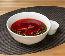 Борщ с молодой телятиной и сметаной