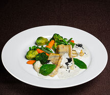 Судак с овощами и трюфельным соусом