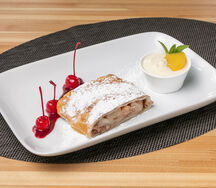 Штрудель яблочный с мороженым