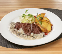 Говяжьи медальоны с грибным соусом