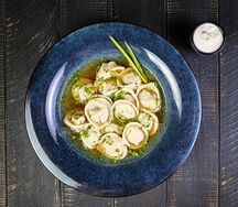 Вареные пельмени с бульоном