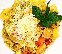 Феттучине с семгой и кальмаром в соусе Песто