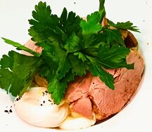 Салат Дачный с Бужениной и Яйцом Пашот