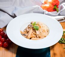 Пенне с курицей и грибами под сливочным соусом