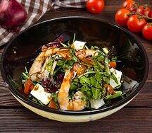 Салат с рукколой и креветками