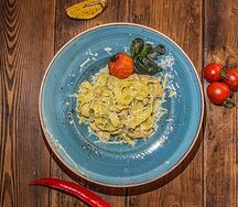 Паста с куриным филе и соусом песто