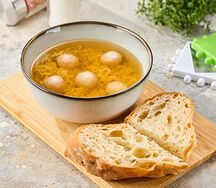 Суп с яичной лапшой и куриными фрикадельками