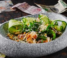 Руккола с креветками и шампиньонами