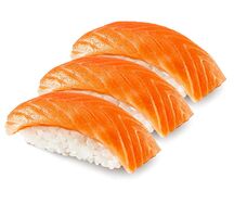 Три суши c лососем