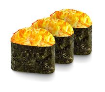 Три суши запечённый лосось