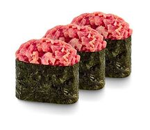 Три суши острый тунец