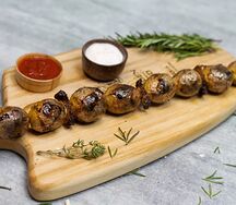 Молодой картофель с салом на мангале