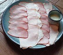 Ассорти из мясных деликатесов