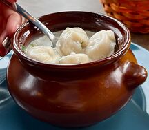 Пельмени в сливочном соусе с зеленью