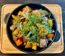 Шкворчащая сковорода с мясом