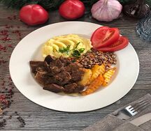 Гуляш с гарниром