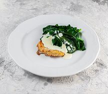 Куриные котлеты с картофельным пюре и томатом