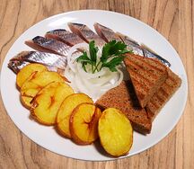 Сельдь с тостами и картофелем