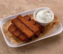 Гренки с чесночным соусом