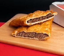 Чебурек с мраморной говядиной и фермерской свининой