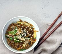 KузоWok вегетарианской гречневой лапши