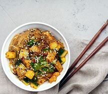 KузоWok фунчозы со свининой и огурцами