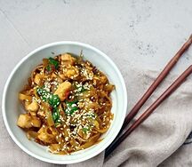 KузоWok жареной лапши с курицей