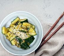 КузоWok огурцов с кунжутной заправкой