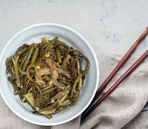 КузоWok папоротника со свининой