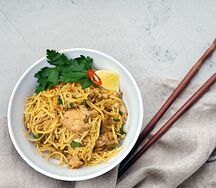 KузоWok яичной лапши с курицей
