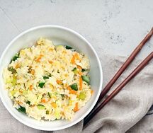 KузоWok жареного риса с яйцом и овощами