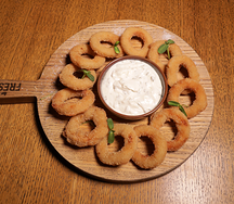 Луковые кольца с чесночным соусом