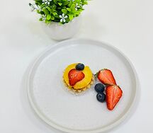 Тарталетка с заварным кремом и свежими ягодами