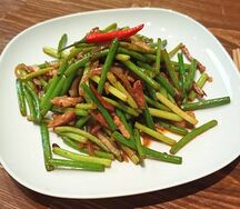 Побеги чеснока с мясом