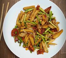 Картофель с побегами чеснока