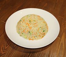 Рис жареный с яйцом и овощами