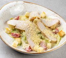 Салат Цезарь с курицей