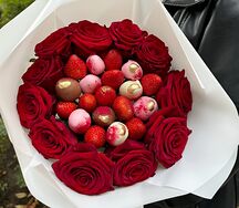 Букет из клубники с красными розами