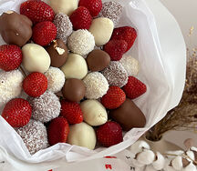 Букет из клубники М с сусальным золотом