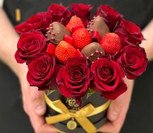 Шляпная коробка с клубникой и цветами