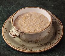 Каша овсяная с бананом и малиной