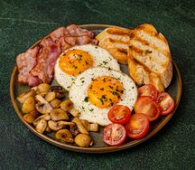 Глазунья с беконом и грибами