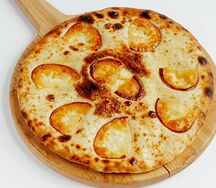 Хачапури по-царски с копченым сулугуни