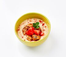 Хумус с куриным бедром и копченой паприкой